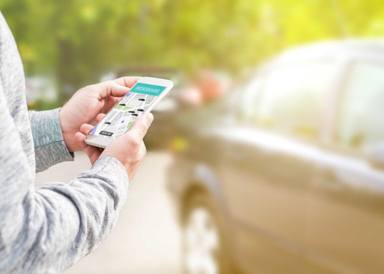 Data Personalization in Car Sharing: Who Wins?